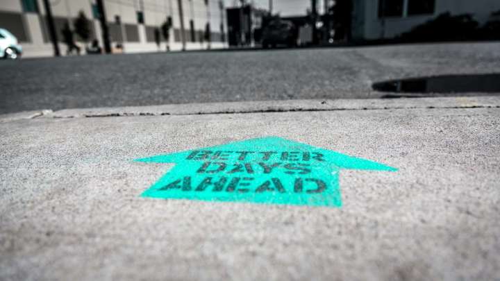 Graffiti auf Straße: "Better Days Ahead". Eine andere Zukunft ist möglich. Alternativen zu Fast Furniture sind da.