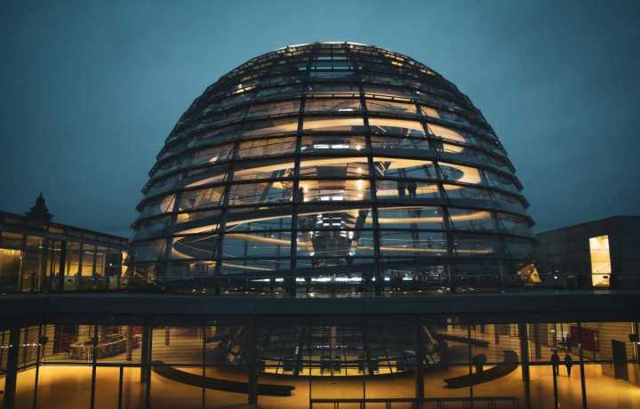 Beleuchtete Kuppel des Reichstags. Hier müssen die Weichen gestellt werden, um Fast Furniture ins Museum der Geschichte zu verbannen.